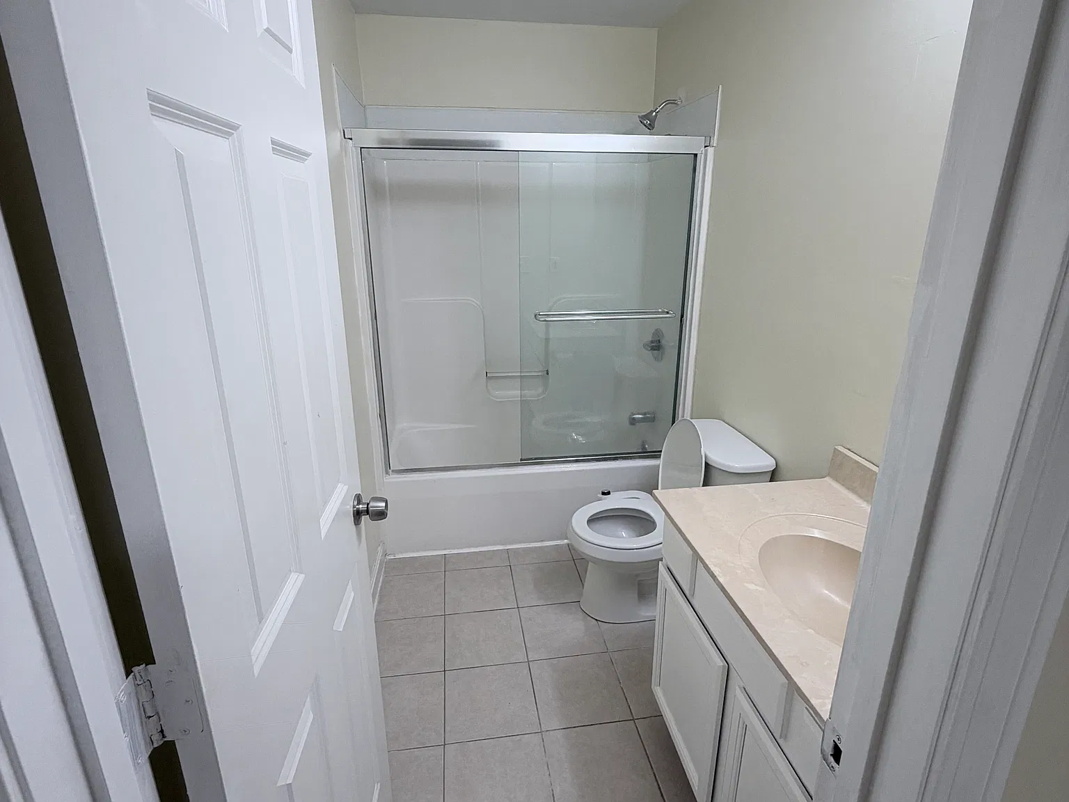 3 bed, 1.5 bath, 1200 sqft, $2,200 — Photo 2
