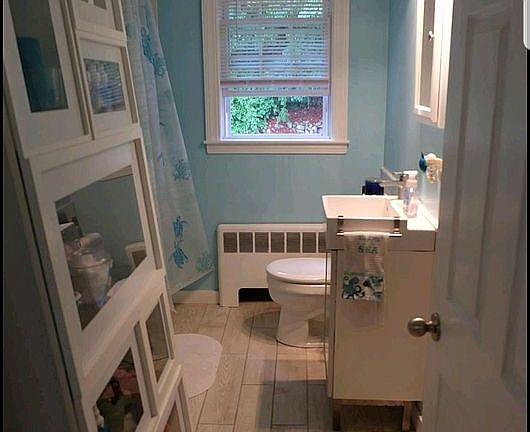 Main bathroom w/ tub