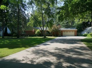 145 Elmhurst Dr, Orchard Park, NY 14127