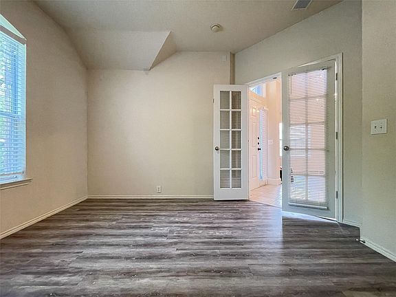 3rd image of 1004 Southfork Dr