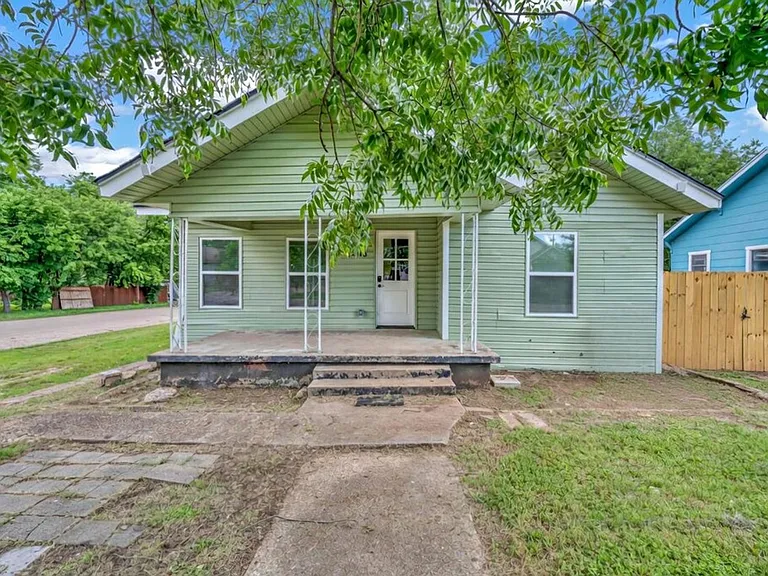 2400 Reuter Ave — Photo 1