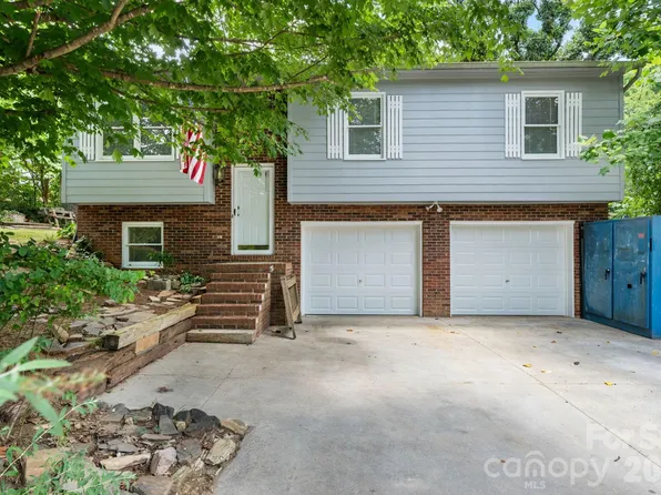 3579 High West Dr, Lenoir, NC 28645