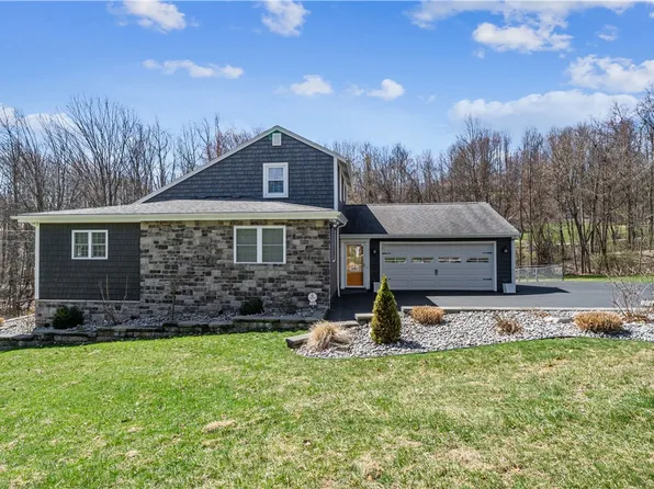 1016 Seneca Ln, Jeannette, PA 15644