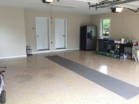 4th image of 3525 Redbud Ln