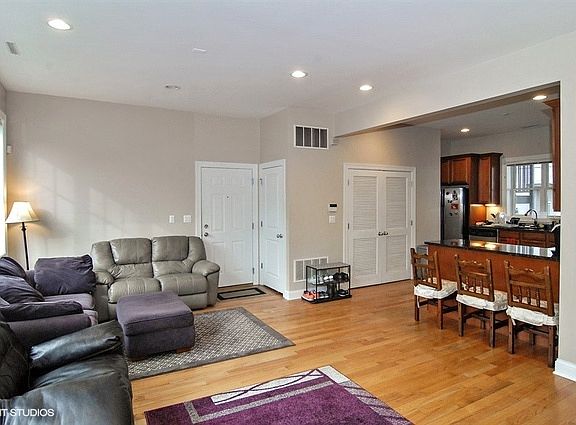 3rd image of 1324 W Pratt Blvd APT 2E