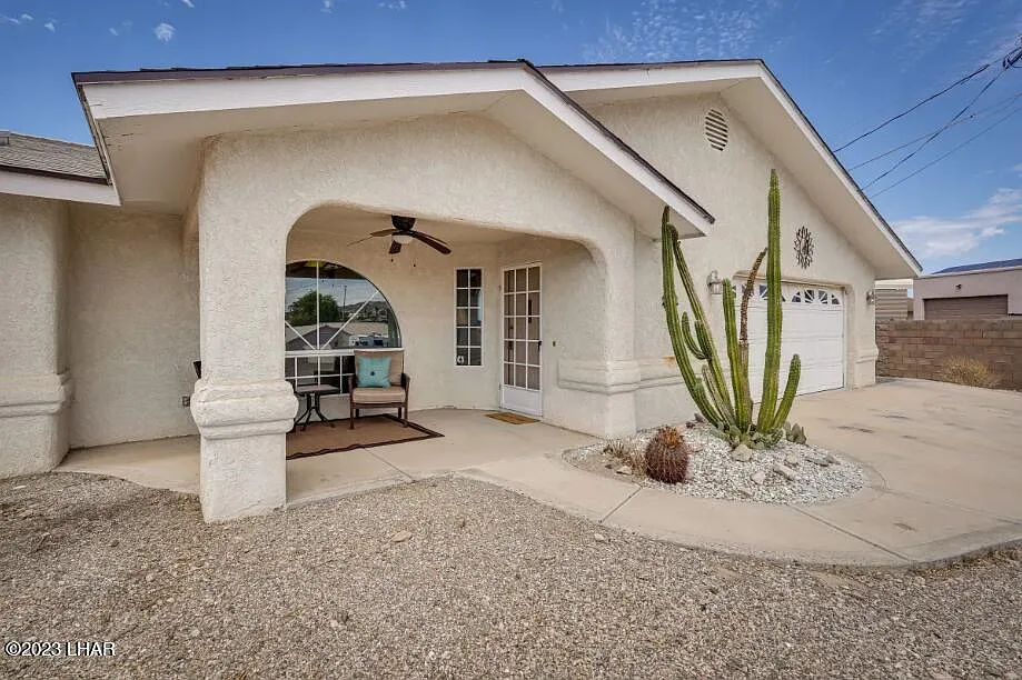 3 bed, 2.0 bath, 2064 sqft, $2,800 — Photo 2