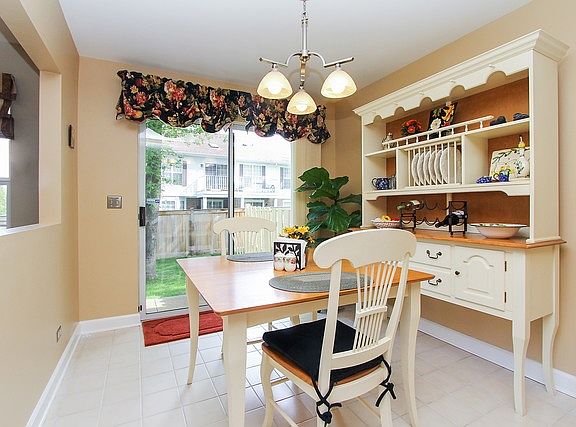 5th image of 377 Bloomfield Ct