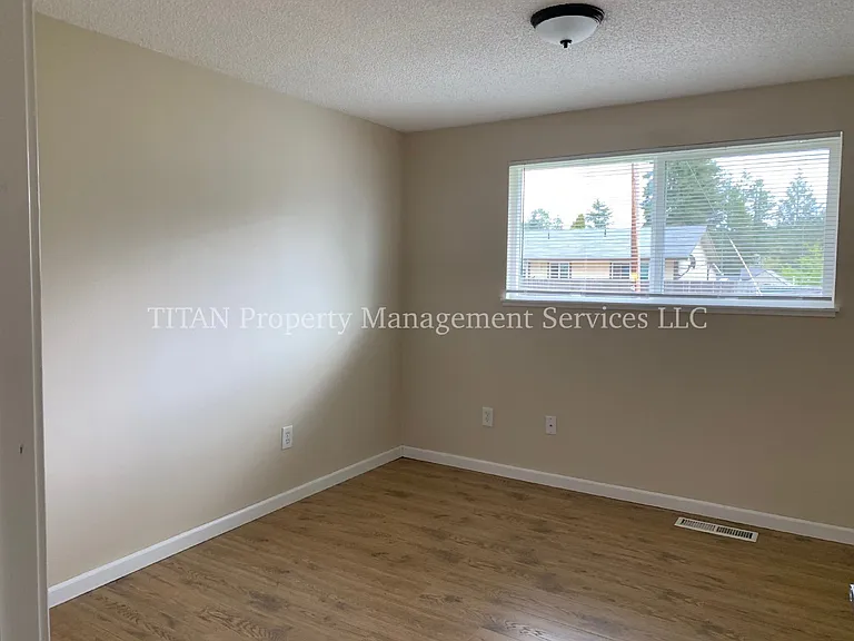 798 Bridge St E — Photo 12