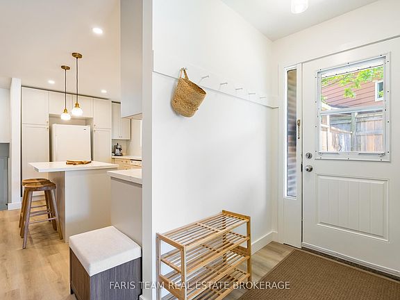 5th image of 21 Maplehurst Cres