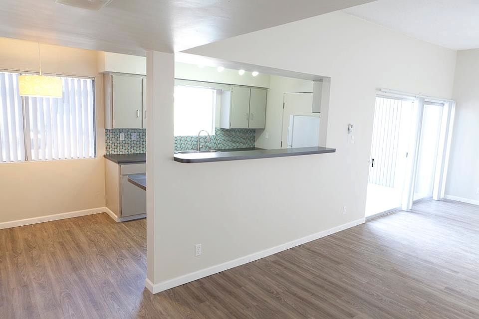 Kitchen with breakfast bar