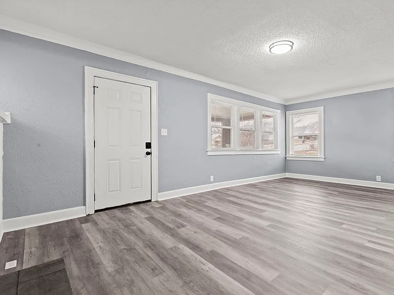 4437 Wayne Ave — Photo 7