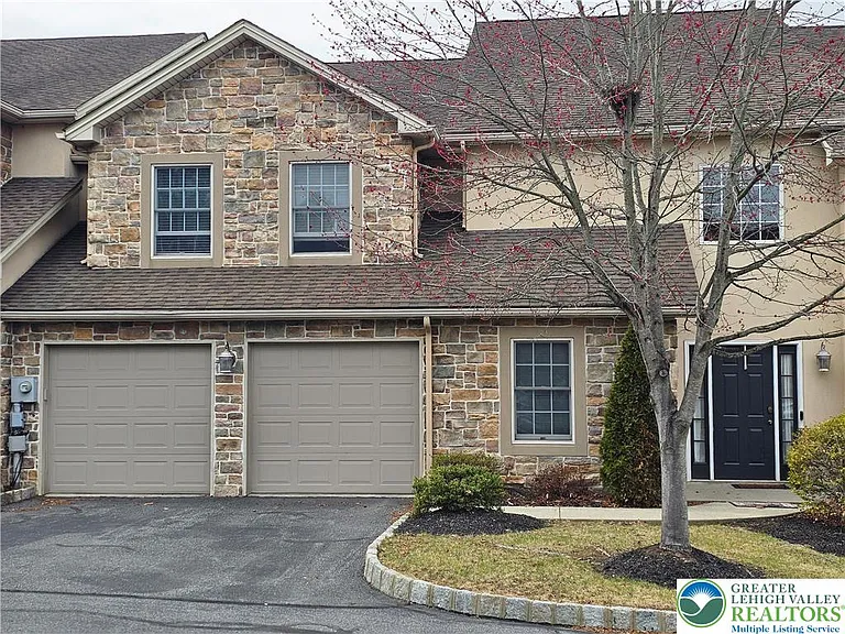 2 Tamarack Ct — Photo 1