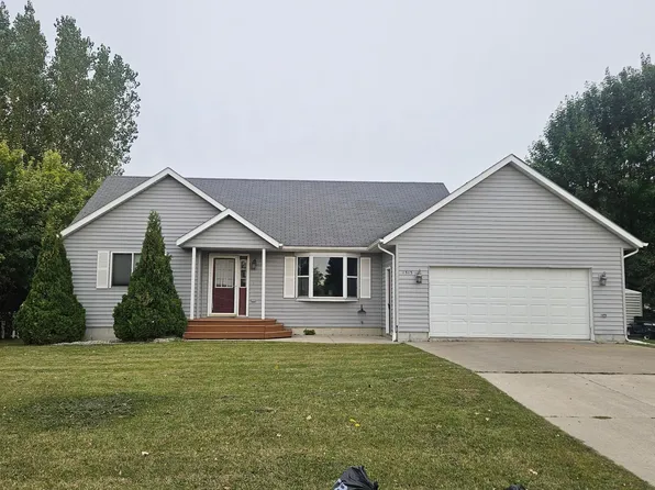 1513 Cartway Dr, Thief River Falls, MN 56701