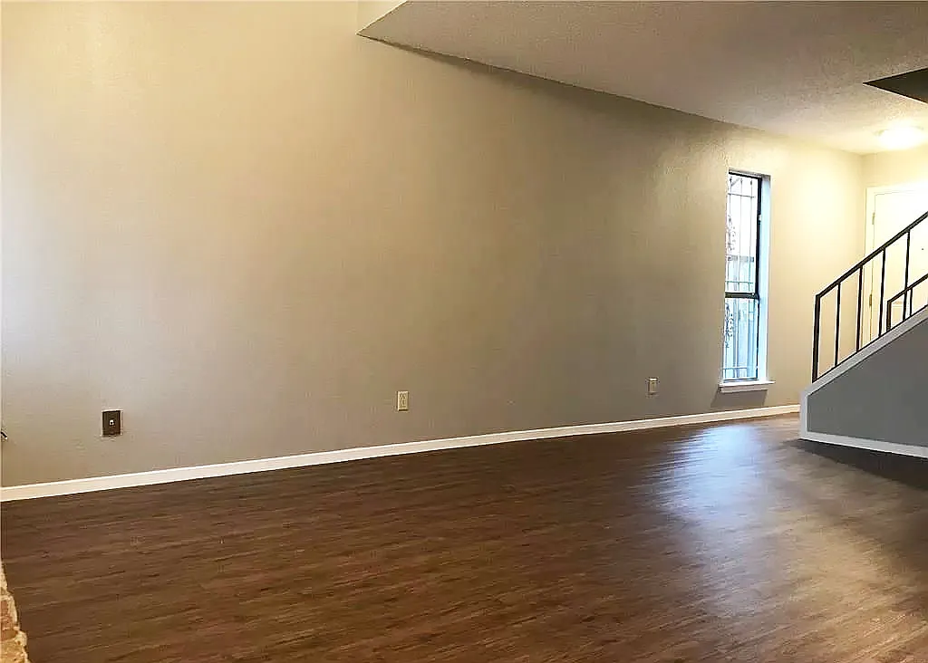 2 bed, 1.5 bath, 992 sqft, $1,200 — Photo 3