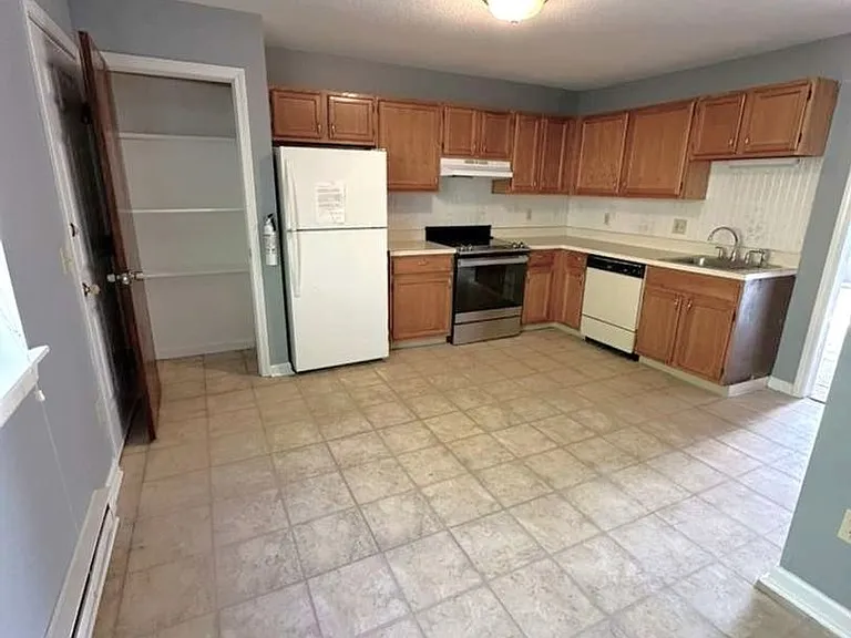 176 Lincoln St — Photo 2