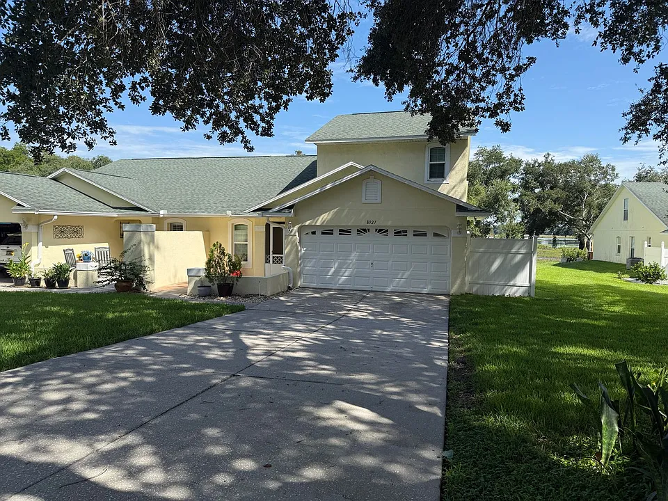 8927 Courtyard Ln