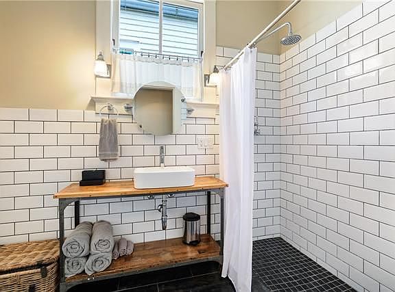 5th image of 1366 Constance St