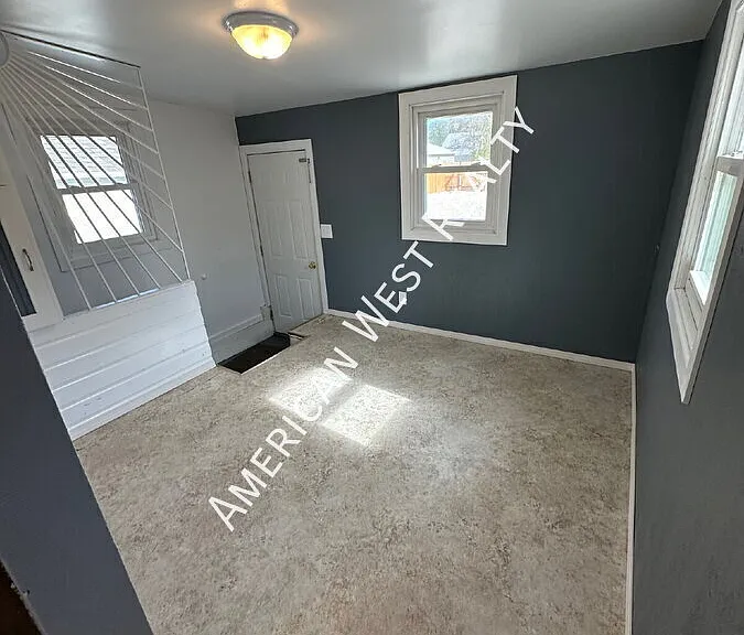 527 N Clark St — Photo 6