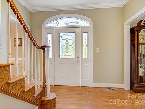 5th image of 1092 Willow Creek Dr
