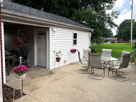 4th image of 485 Manor Dr
