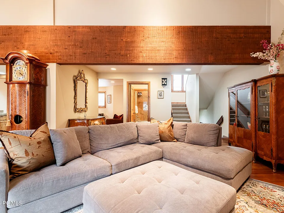 1525 Lakeside Cir