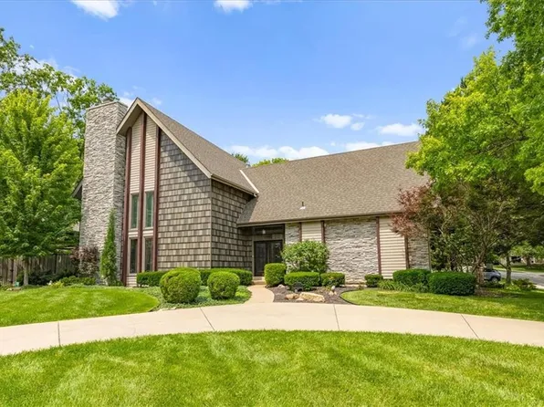 8800 Rosewood Dr, Prairie Village, KS 66207