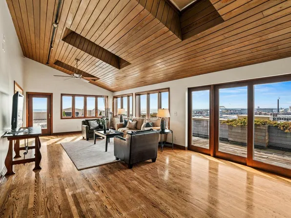 320 East Buffalo STREET #900, Milwaukee, WI 53202