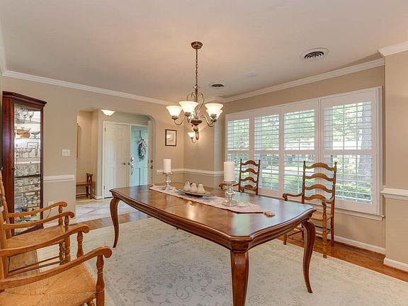 Spacious dining room w/plenty of natural light