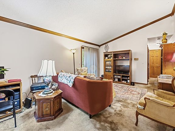 3rd image of 413 Travelaire Ave