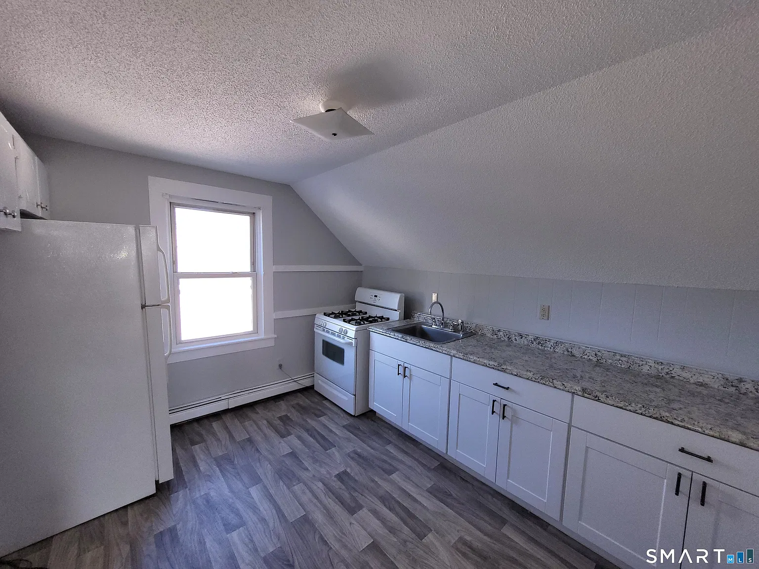 3 bed, 1.0 bath, 948 sqft, $2,100 — Photo 4