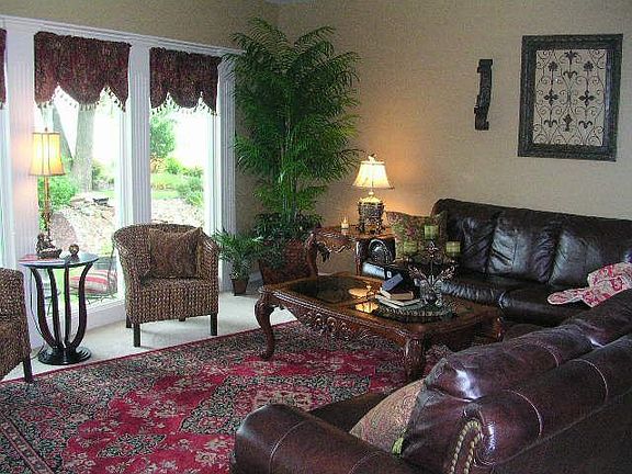 Family room w/built-in bar area