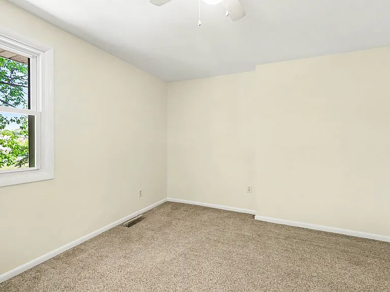 933 E Maple St — Photo 18