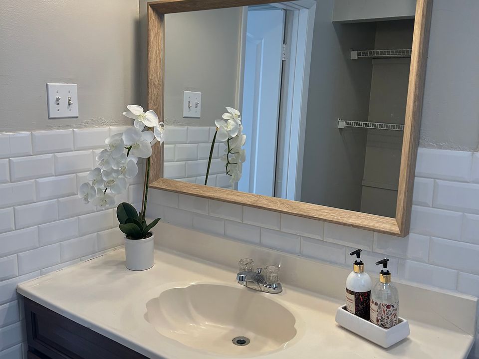 1st image of 1910 N Lincoln Ave #1