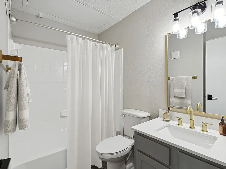 Ashton Oaks Apartments — Photo 7