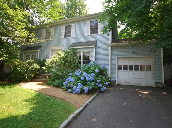 2 Brook Dr, Stony Brook, NY 11790