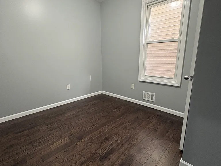 23 Montrose Ter #1L — Photo 1
