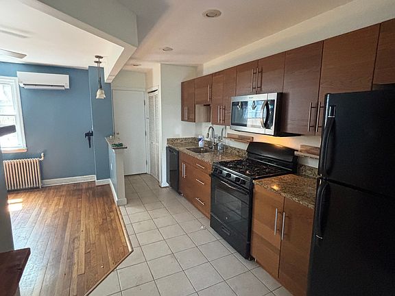 4th image of 1917 D St NE