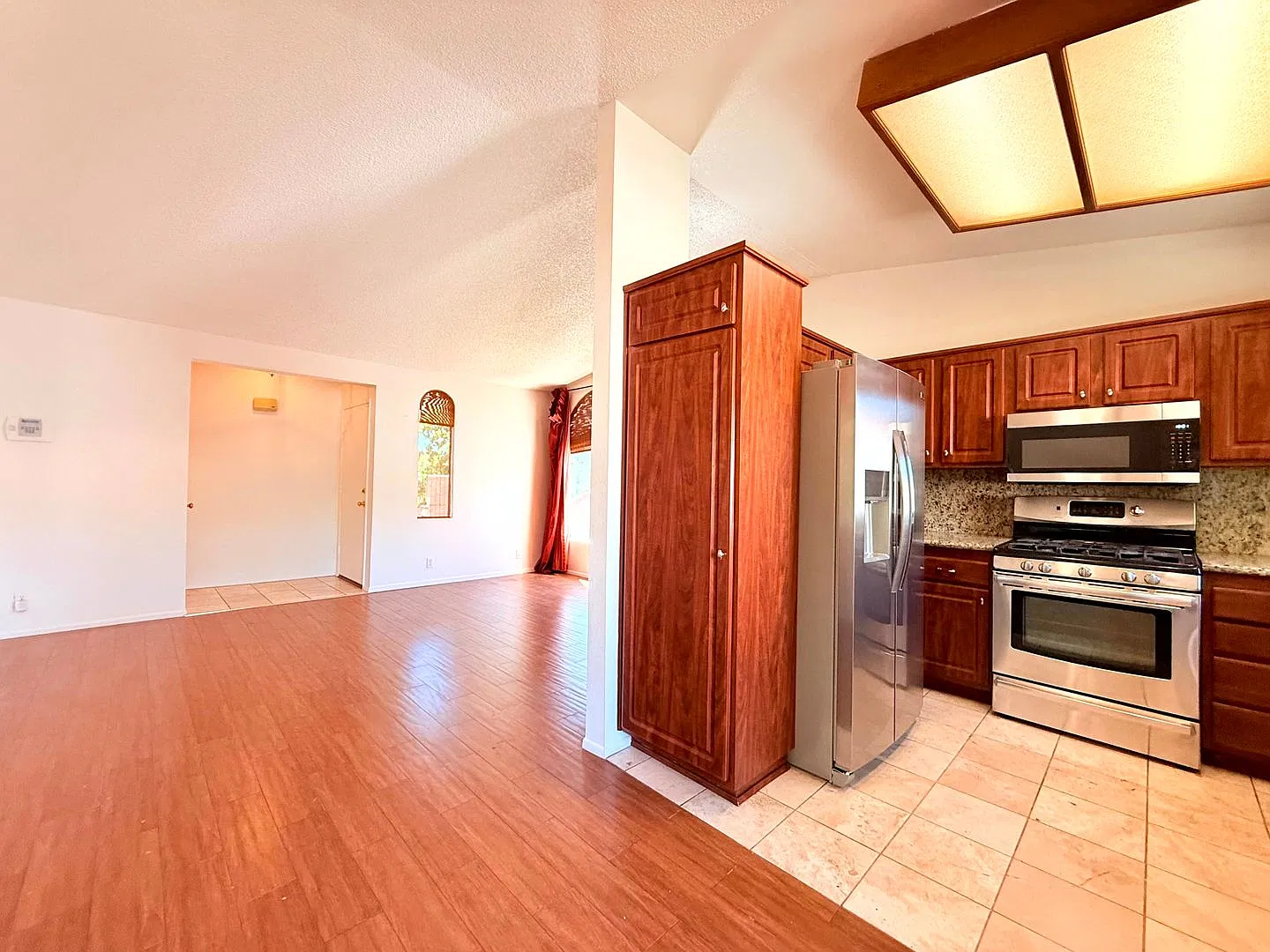 Beautiful 2-bed, 2-bath upper level Condo in West Hills — Photo 2