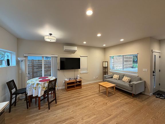 3rd image of 14337 Roslyn Pl N