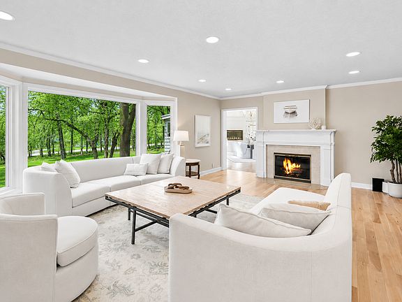 3rd image of 3865 Hillcrest Rd