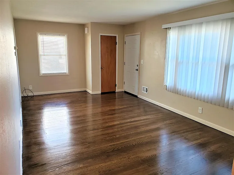 5107 Sheila Dr — Photo 4