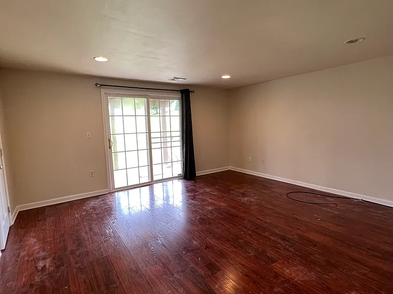 224 N Oak St — Photo 17