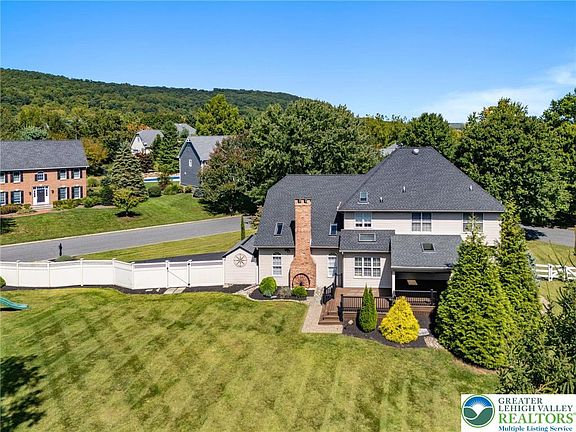 4th image of 1674 Woodfield Dr