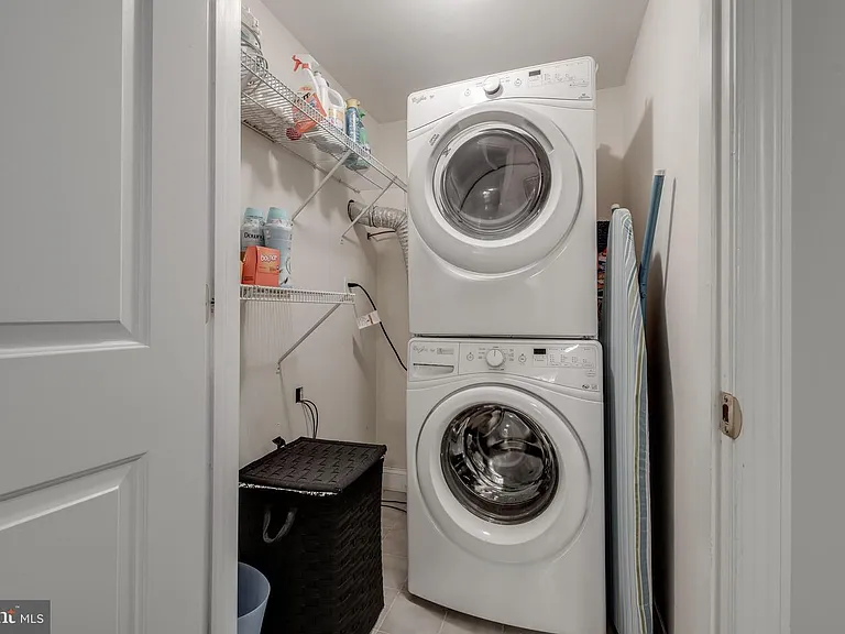 142 W Clement St — Photo 31