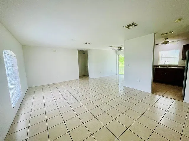 Leigh Acres 3BR 2BA with 1-Car Garage — Photo 3