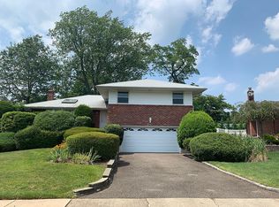 3 Ives Ln, Plainview, NY 11803