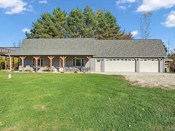 8660 Cribbins Rd, Jeddo, MI 48032
