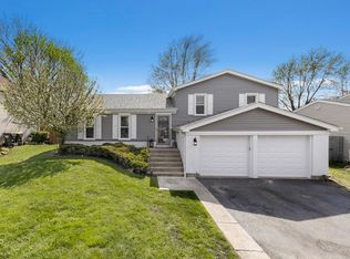 450 Ridgefield Dr, Roselle, IL 60172