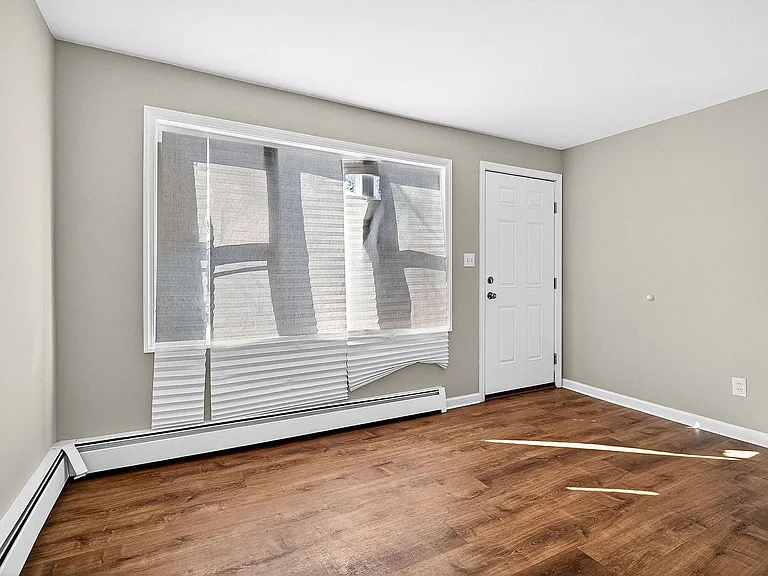 24 Steinhardt Ave — Photo 8