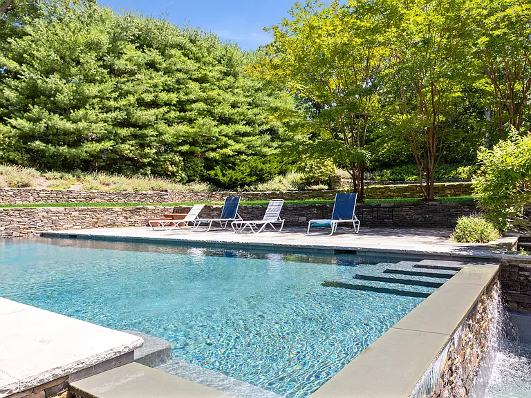 28 Pepperidge Ln — Photo 1